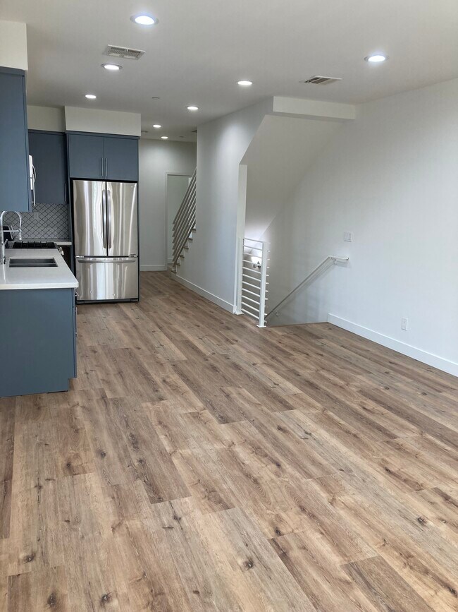Building Photo - 648 N Serrano Ave