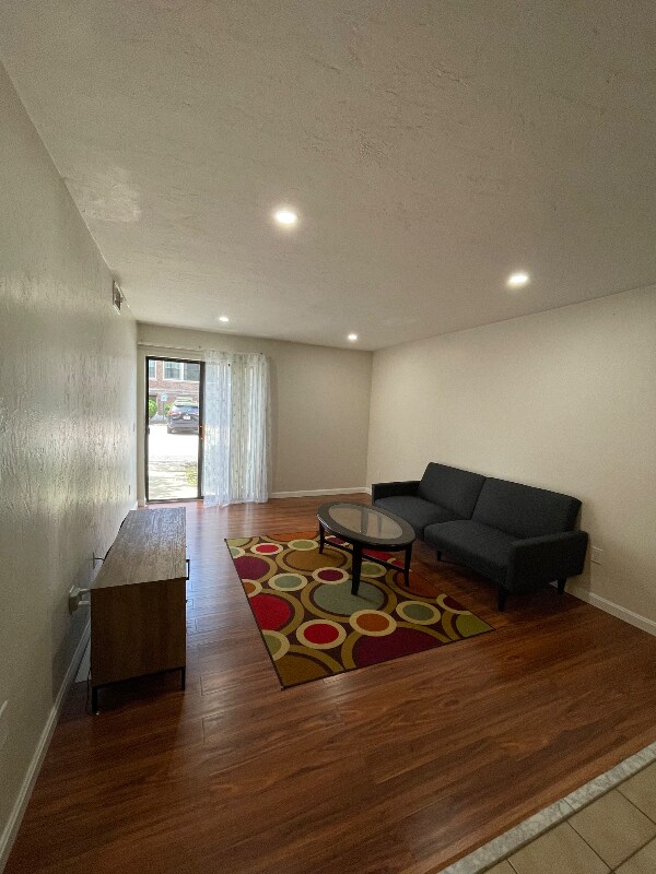 Foto principal - 327 Plantation St