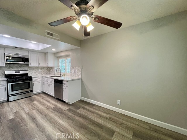 Building Photo - 9753 La Jolla Dr