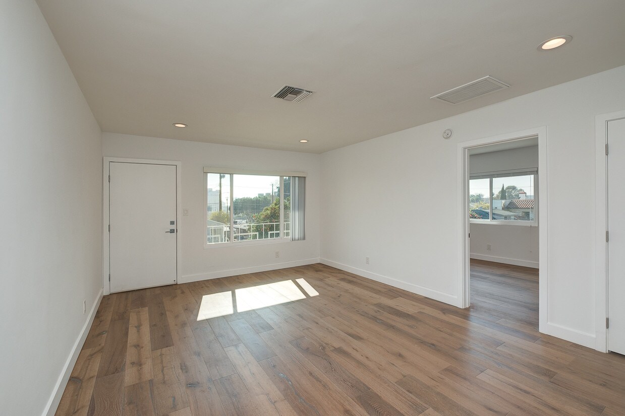 Primary Photo - 510 N Virgil Ave