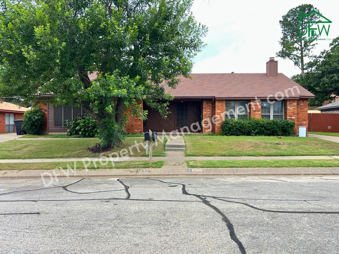 Primary Photo - Cute 2 Bedroom, 1 Bath, Half-Duplex Home f...
