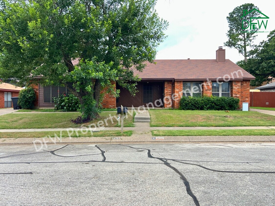 Foto principal - Cute 2 Bedroom, 1 Bath, Half-Duplex Home for Lease in Bedford