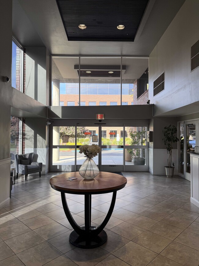 Foto del edificio - 6400 Christie Ave