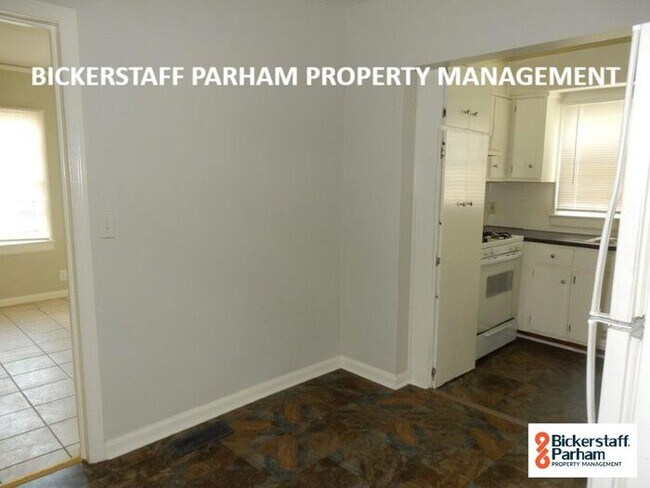 Building Photo - Downstairs Apartment Available on Stark!