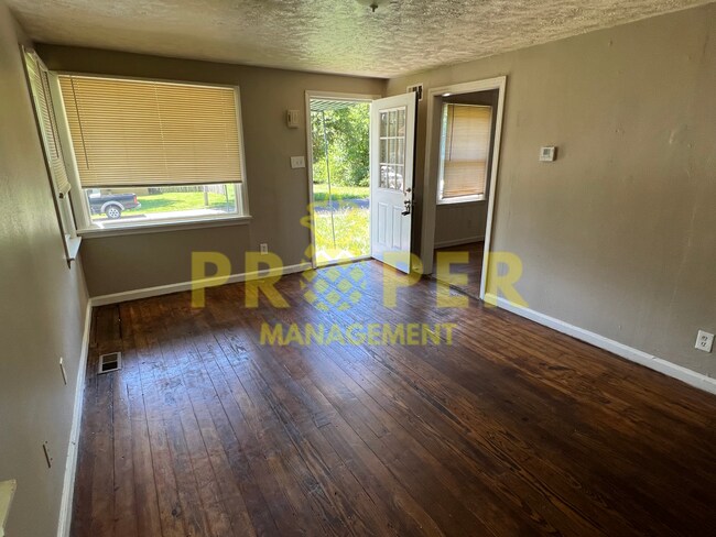 Building Photo - 2 bedrooms 1 bathroom house