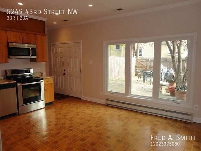 Building Photo - Three Bedroom Town Home with Finished Base...