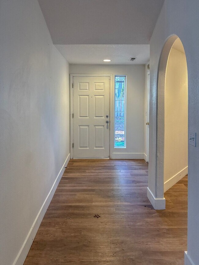 Building Photo - 3 Bedroom 2 Bath Ranch Home Available Now- February Free !