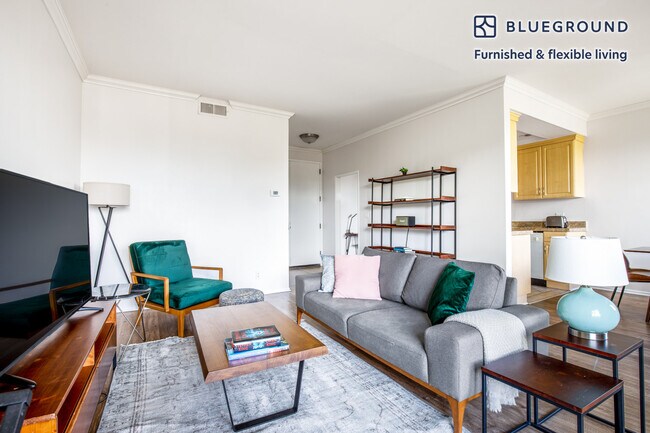 Foto del edificio - 467 S Arnaz Dr