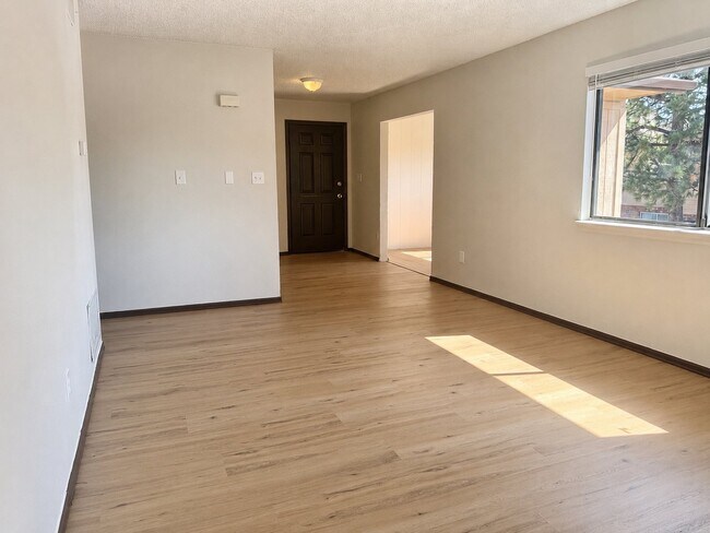 Foto del edificio - 139 Juniper Pl