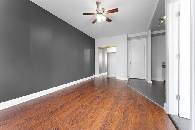 Building Photo - 5863 N Kenmore Ave