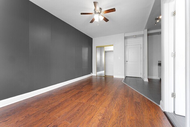 Building Photo - 5863 N Kenmore Ave