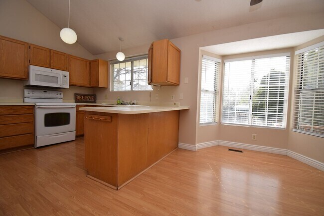Building Photo - Spacious 5 Bed 2 Bath Home in West Jordan!