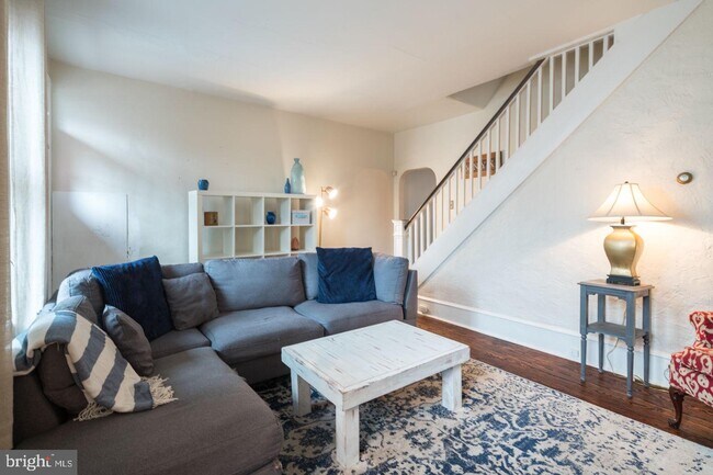 Building Photo - 355 Leverington Ave