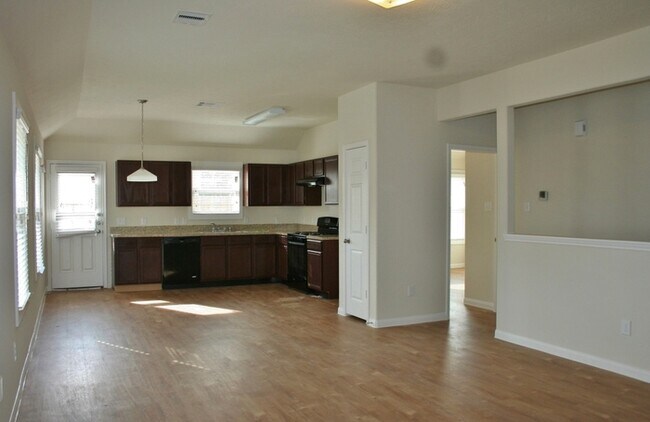 Building Photo - Aspen Park West - 6122 Pow Wow Dr, San Ant...
