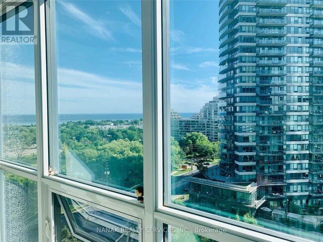 Photo du bâtiment - 2212-2212 Lake Shore Blvd W