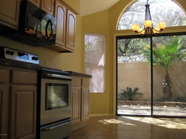 Foto del edificio - Bright & Peaceful Living in Oro Valley’s Gated Stoney Canyon