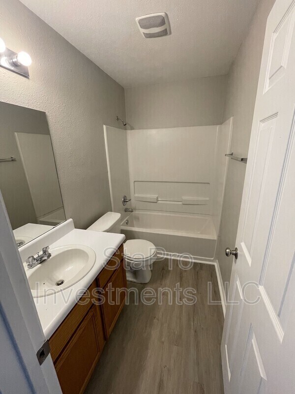 Building Photo - 170 Village Pl