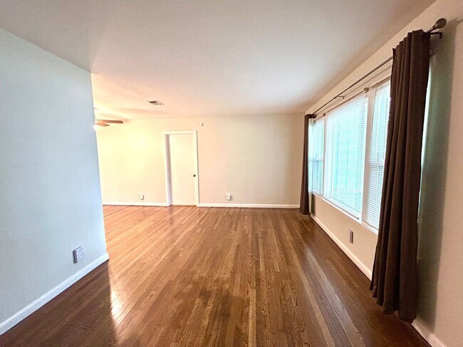 Foto del edificio - *MOVE IN SPECIAL* Stylishly Renovated Home with Fenced Backyard & Two Living Areas!