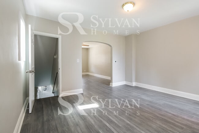 Building Photo - The living is easy in this 3 bedroom, 2 ba...
