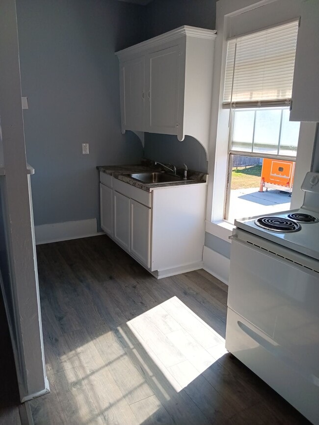 Building Photo - 215 W King Ave