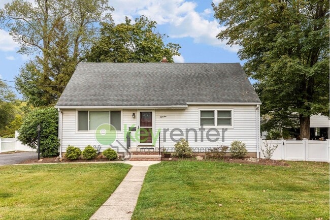 Spacious 4-Bedroom Home with Huge Fenced Y... - Spacious 4-Bedroom Home with Huge Fenced Y...