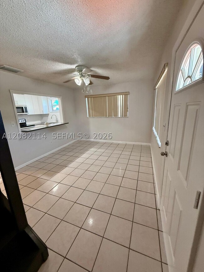 Foto del edificio - 2433 SW 11th St