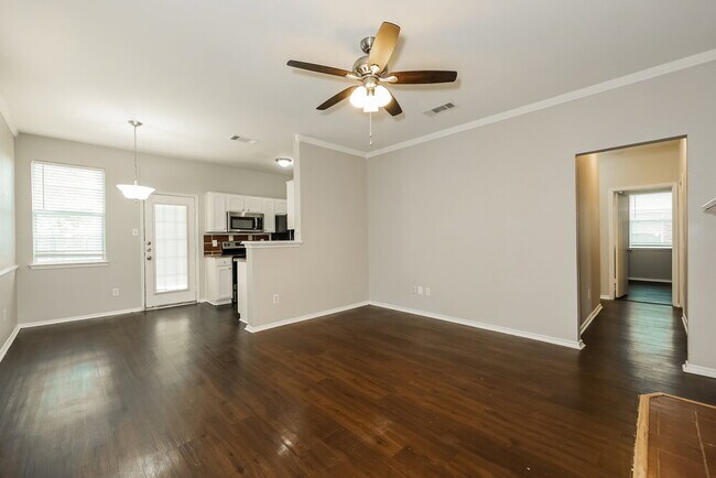 Building Photo - 916 Buffalo Springs Dr