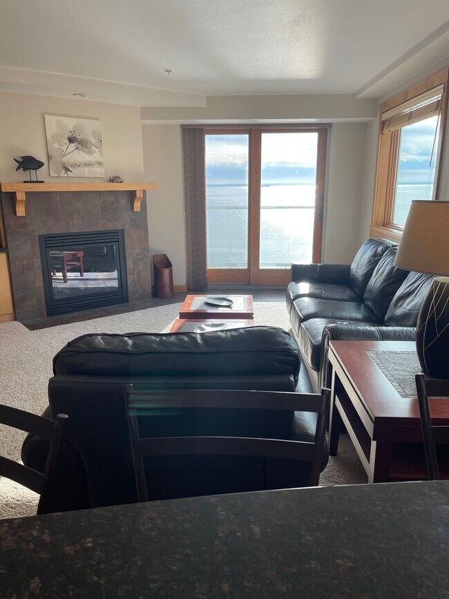 Building Photo - Beacon Pointe Condominium! Stunning furnis...