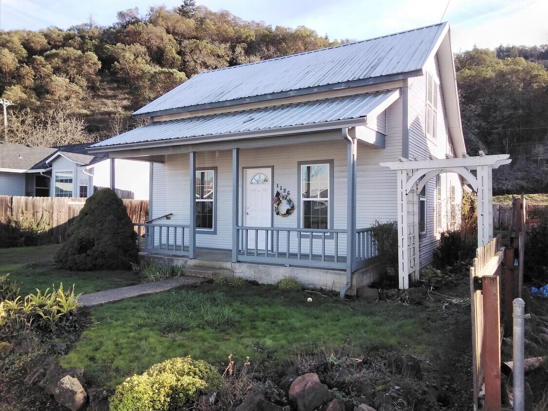 Primary Photo - 1125 W Brown Ave