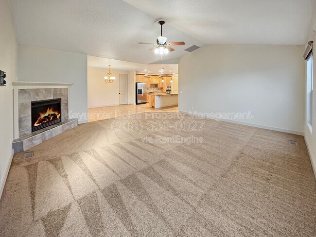 Foto del edificio - 3349 N Justin Ave