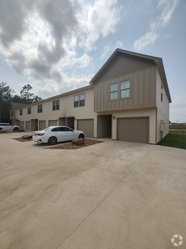 Building Photo - 5670 Shadowbend Cir N