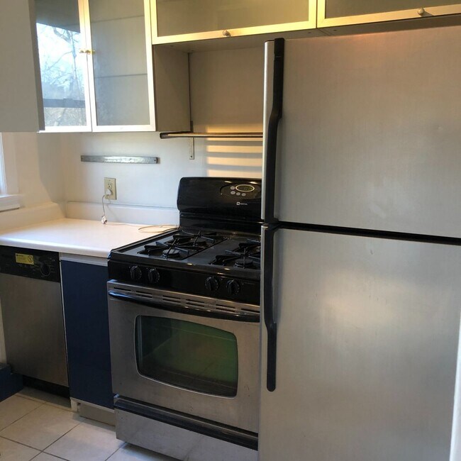 Foto del edificio - Centrally Located Junior One Bedroom in Georgetown/Dupont border. UTILITIES INCLUDED