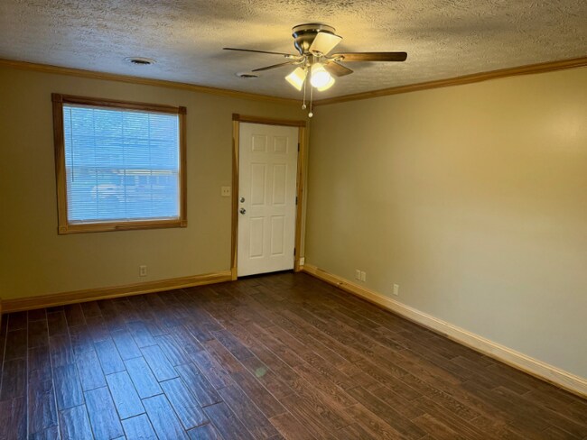 Foto del edificio - 1616 Spring Valley Dr