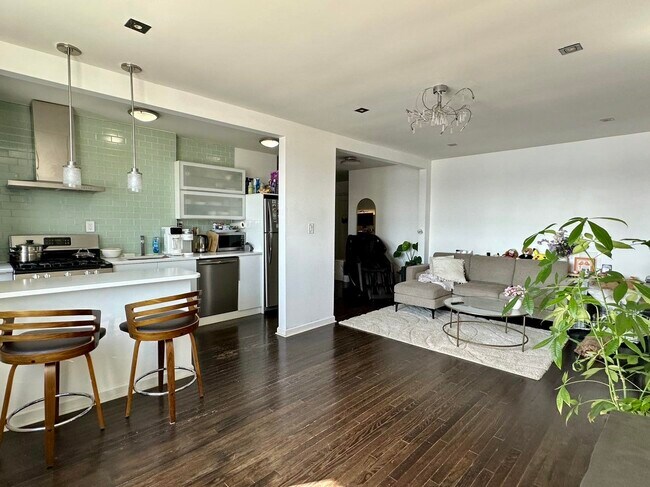 Foto del edificio - 8650 BLVD E