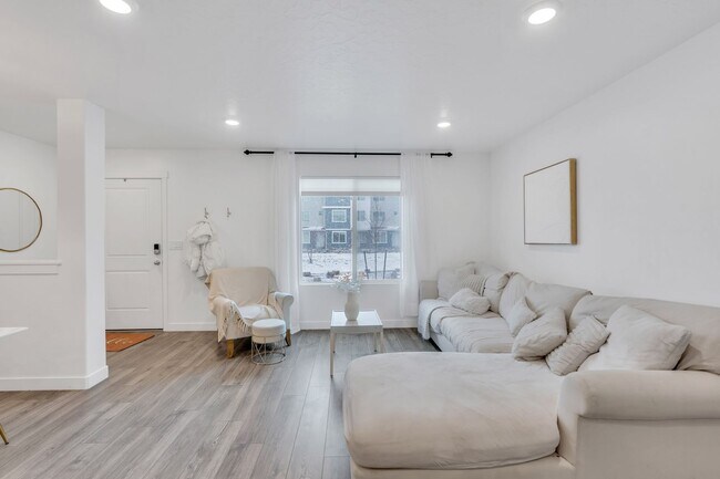 Building Photo - Lar-38 N Heading Row Saratoga Springs, UT 84043