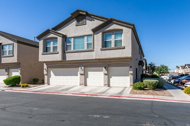 Foto del edificio - Stylish Townhouse Near the Strip with Dual Suites