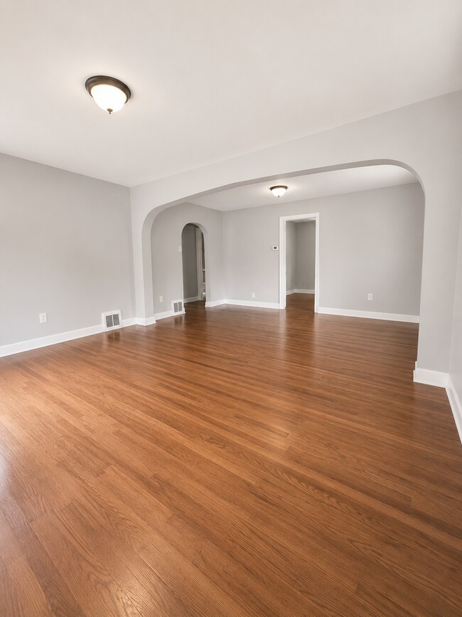 Foto del edificio - Renovated 2BR Home with Off-Street Parking – Section 8 Welcome!