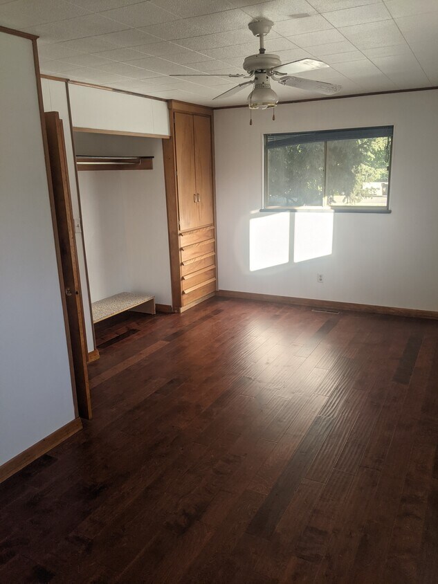 Primary Photo - 1065 Sullivan Dr