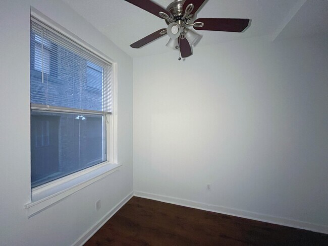 Foto del edificio - 3727 N Pine Grove Ave