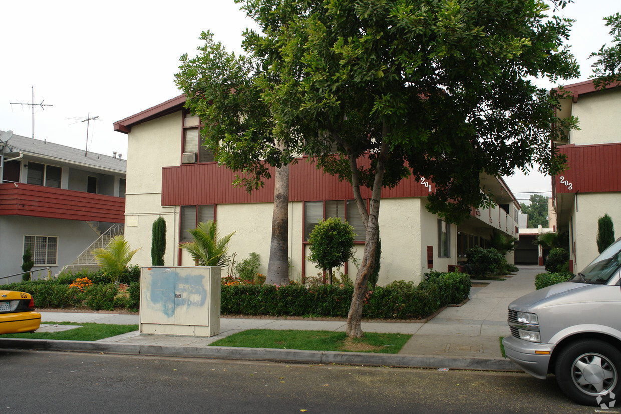 Building Photo - Chestnut Apartments