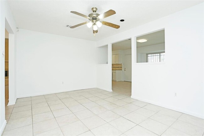 Building Photo - 10622 Caravan Dr