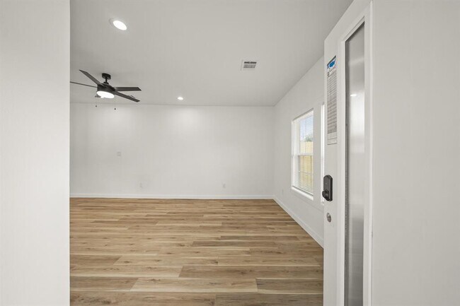 Foto del edificio - 6206 Lyndhurst Dr