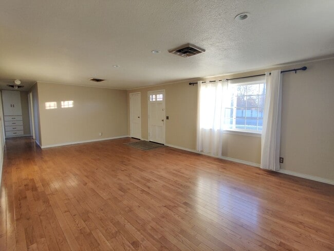 Building Photo - 1011 Elm Ave