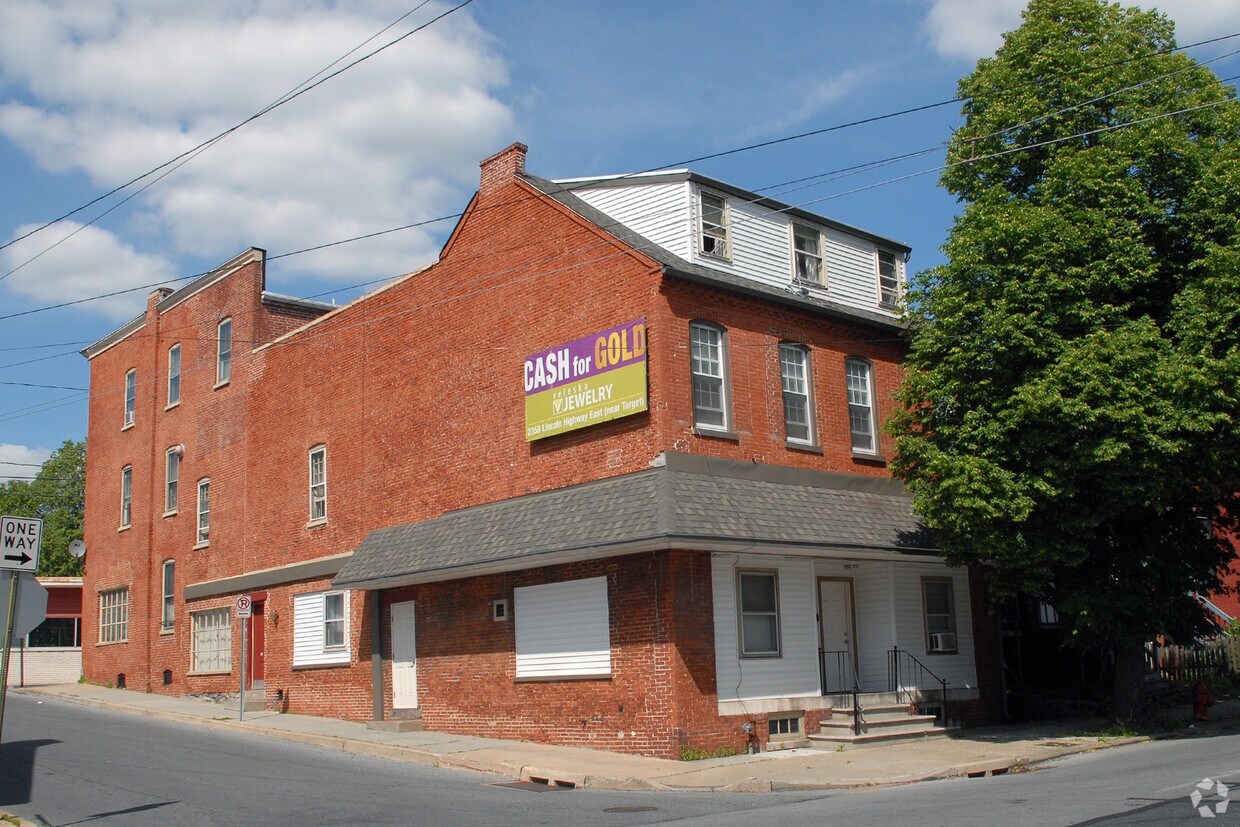 Building Photo - 635 Columbia Ave