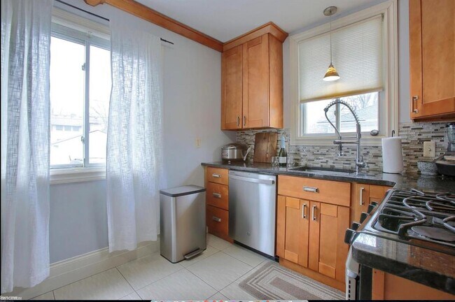 Building Photo - 736 Gardenia Ave