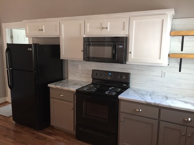 Building Photo - 310 Clinton St SE