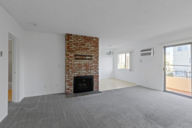 Building Photo - Cozy 2-Bedroom, 2-Bathroom in Los Angeles