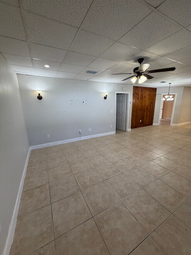 Foto del edificio - 2020 Laurel Ln