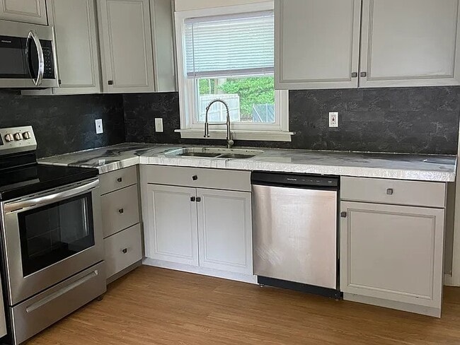 Building Photo - 340 Redheart Dr