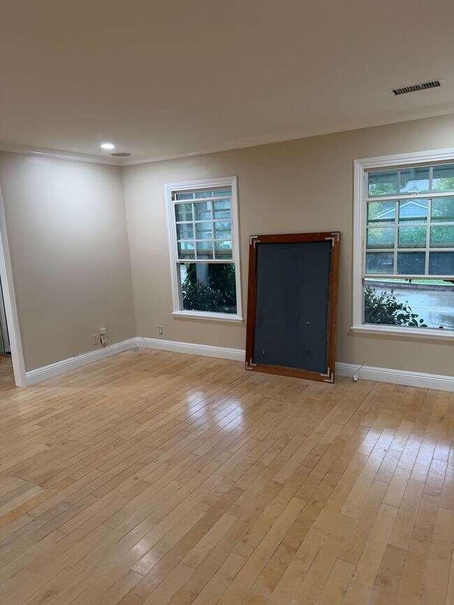 Building Photo - Large pool home with lots of space and gue...